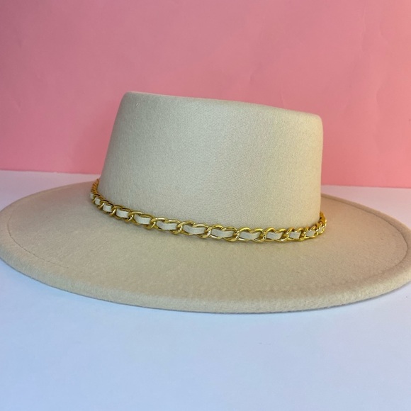 NEW ON TREND FASHION IVORY BRIM HAT GOLD CHAIN ACCENT main image 2
